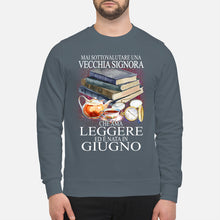 Load image into Gallery viewer, Mai Sottovalutare Una Vecchia Signore Che Ama Leggere Ed E Nata In Giugno Trending Sweatshirt
