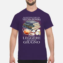 Load image into Gallery viewer, Mai Sottovalutare Una Vecchia Signore Che Ama Leggere Ed E Nata In Giugno Trending Guys Tee
