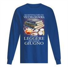 Load image into Gallery viewer, Mai Sottovalutare Una Vecchia Signore Che Ama Leggere Ed E Nata In Giugno Trending Unisex Long Sleeve
