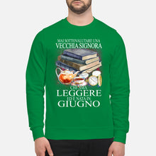 Load image into Gallery viewer, Mai Sottovalutare Una Vecchia Signore Che Ama Leggere Ed E Nata In Giugno Trending Sweatshirt

