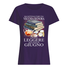 Load image into Gallery viewer, Mai Sottovalutare Una Vecchia Signore Che Ama Leggere Ed E Nata In Giugno Trending Ladies Tee
