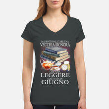 Load image into Gallery viewer, Mai Sottovalutare Una Vecchia Signore Che Ama Leggere Ed E Nata In Giugno Trending Ladies V-Neck
