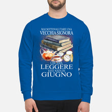 Load image into Gallery viewer, Mai Sottovalutare Una Vecchia Signore Che Ama Leggere Ed E Nata In Giugno Trending Sweatshirt
