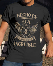 Load image into Gallery viewer, Hecho En 64 56      Anos Siendo Increible Special Custom Design Guys Tee
