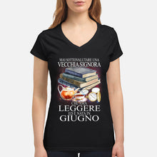Load image into Gallery viewer, Mai Sottovalutare Una Vecchia Signore Che Ama Leggere Ed E Nata In Giugno Trending Ladies V-Neck
