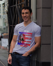 Load image into Gallery viewer, Naci En Noviembre Mis Cicatrices Cuentan Una Historia Son Un Custom Design Guys V-Neck
