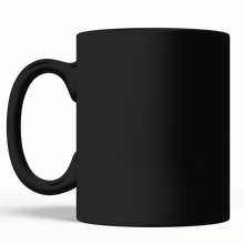 Load image into Gallery viewer, Mai Sottovalutare Una Vecchia Signore Che Ama Leggere Ed E Nata In Giugno Trending Black Mug
