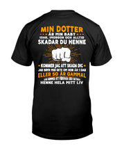 Load image into Gallery viewer, Min Dotter Ar Min Baby Dad Ihoroom Och Alltid Skadar Du Hennie Custom Guys Tee
