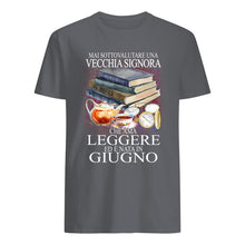 Load image into Gallery viewer, Mai Sottovalutare Una Vecchia Signore Che Ama Leggere Ed E Nata In Giugno Trending Guys Tee
