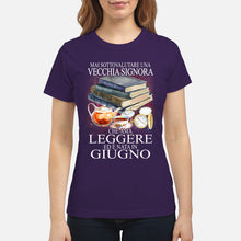 Load image into Gallery viewer, Mai Sottovalutare Una Vecchia Signore Che Ama Leggere Ed E Nata In Giugno Trending Ladies Tee
