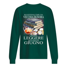 Load image into Gallery viewer, Mai Sottovalutare Una Vecchia Signore Che Ama Leggere Ed E Nata In Giugno Trending Sweatshirt
