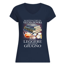 Load image into Gallery viewer, Mai Sottovalutare Una Vecchia Signore Che Ama Leggere Ed E Nata In Giugno Trending Ladies V-Neck
