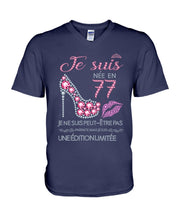 Load image into Gallery viewer, Je Suis Nee En 77 Je Ne Suis Peut-Être Pas Birthday Gift For Grandma Guys V-Neck
