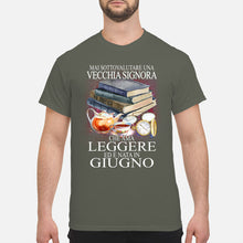 Load image into Gallery viewer, Mai Sottovalutare Una Vecchia Signore Che Ama Leggere Ed E Nata In Giugno Trending Guys Tee
