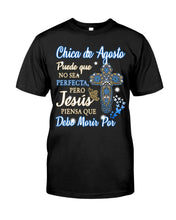 Load image into Gallery viewer, Chica De Agosto Puede Que No Sea Perfecta Pero Jesus Trending Guys Tee
