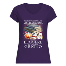Load image into Gallery viewer, Mai Sottovalutare Una Vecchia Signore Che Ama Leggere Ed E Nata In Giugno Trending Ladies V-Neck
