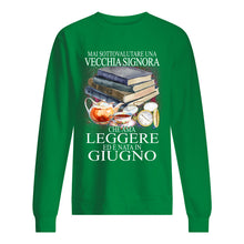 Load image into Gallery viewer, Mai Sottovalutare Una Vecchia Signore Che Ama Leggere Ed E Nata In Giugno Trending Sweatshirt

