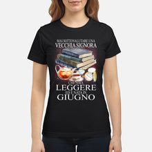 Load image into Gallery viewer, Mai Sottovalutare Una Vecchia Signore Che Ama Leggere Ed E Nata In Giugno Trending Ladies Tee
