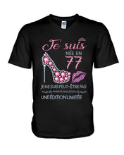 Load image into Gallery viewer, Je Suis Nee En 77 Je Ne Suis Peut-Être Pas Birthday Gift For Grandma Guys V-Neck
