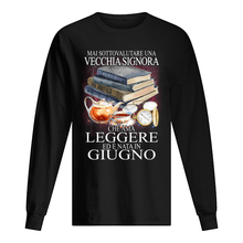 Load image into Gallery viewer, Mai Sottovalutare Una Vecchia Signore Che Ama Leggere Ed E Nata In Giugno Trending Unisex Long Sleeve
