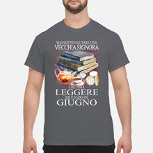 Load image into Gallery viewer, Mai Sottovalutare Una Vecchia Signore Che Ama Leggere Ed E Nata In Giugno Trending Guys Tee
