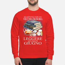 Load image into Gallery viewer, Mai Sottovalutare Una Vecchia Signore Che Ama Leggere Ed E Nata In Giugno Trending Sweatshirt
