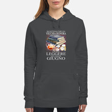Load image into Gallery viewer, Mai Sottovalutare Una Vecchia Signore Che Ama Leggere Ed E Nata In Giugno Trending Hoodie
