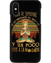 Load image into Gallery viewer, Mujer De Septiembre El Alma De Una Bruja Retro Vintage Gift  For Yoga Lovers Phone case
