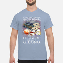 Load image into Gallery viewer, Mai Sottovalutare Una Vecchia Signore Che Ama Leggere Ed E Nata In Giugno Trending Guys Tee
