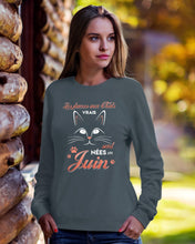 Load image into Gallery viewer, Lé Dames Aux Thats Vrais Sont Nées En   Juin For Birthday Gift Sweatshirt
