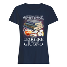 Load image into Gallery viewer, Mai Sottovalutare Una Vecchia Signore Che Ama Leggere Ed E Nata In Giugno Trending Ladies Tee
