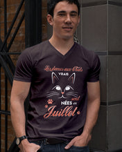 Load image into Gallery viewer, Les Dames Au Chats Vrais Sont Nees En Juillet Guys V-Neck
