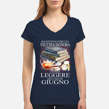 Load image into Gallery viewer, Mai Sottovalutare Una Vecchia Signore Che Ama Leggere Ed E Nata In Giugno Trending Ladies V-Neck
