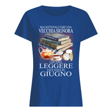 Load image into Gallery viewer, Mai Sottovalutare Una Vecchia Signore Che Ama Leggere Ed E Nata In Giugno Trending Ladies Tee
